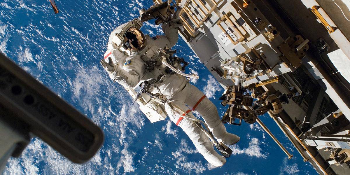 Ruskí kozmonauti oslavovali: Rozvinuli vo vesmíre ruskú zástavu