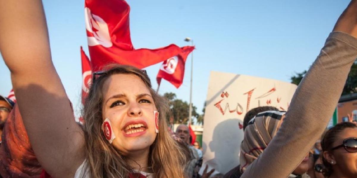 Tisíce Tunisanov vyzývajú vládu, aby odstúpila