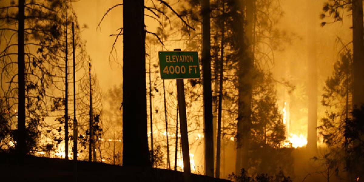 Požiar v Yosemitskom parku sa nedarí dostať pod kontrolu