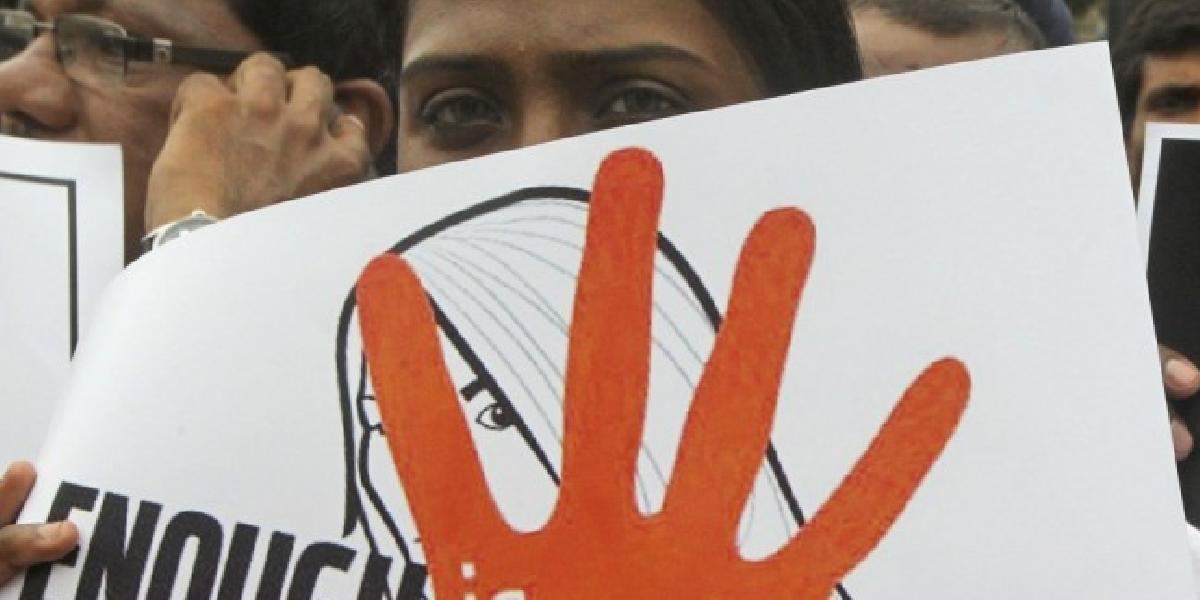Obeťou hromadného znásilnenia sa v Indii stala ďalšia žena