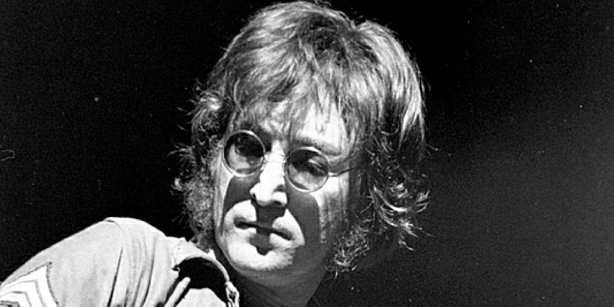 V Liverpoole vydražili viazanku Johna Lennona za takmer 3500 eur