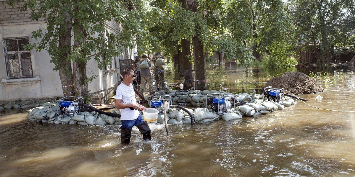 Rusko stále sužujú povodne, rieka Amur rekordne stúpla