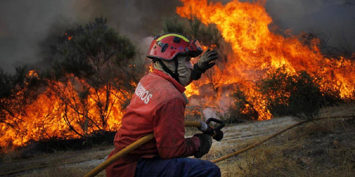 Vláda žiada pri hasení požiarov pomoc zahraničia