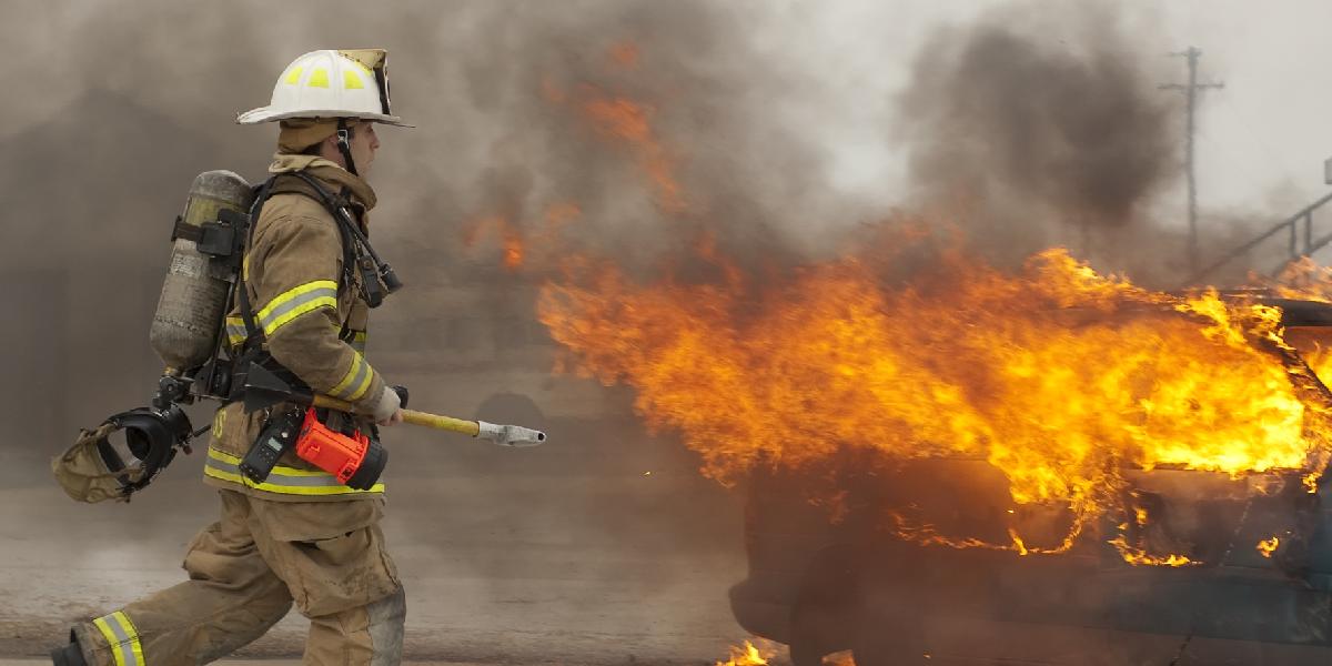 Úmyselne založený požiar auta napáchal škody za takmer 20.000 eur