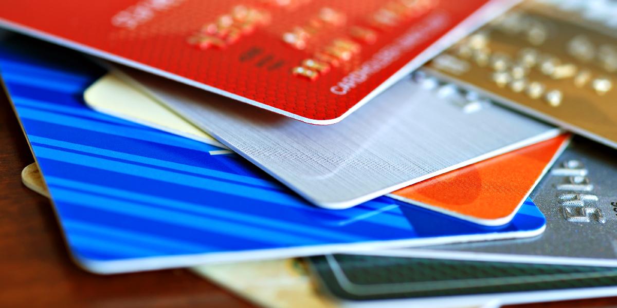 Na Slovensku rastie počet platobných kariet aj bankomatov