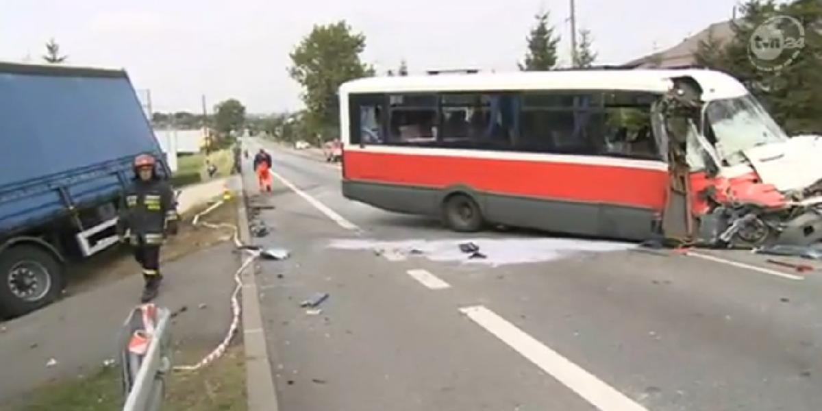 Čelná zrážka kamiónu s autobusom v Poľsku: Najmenej 17 zranených