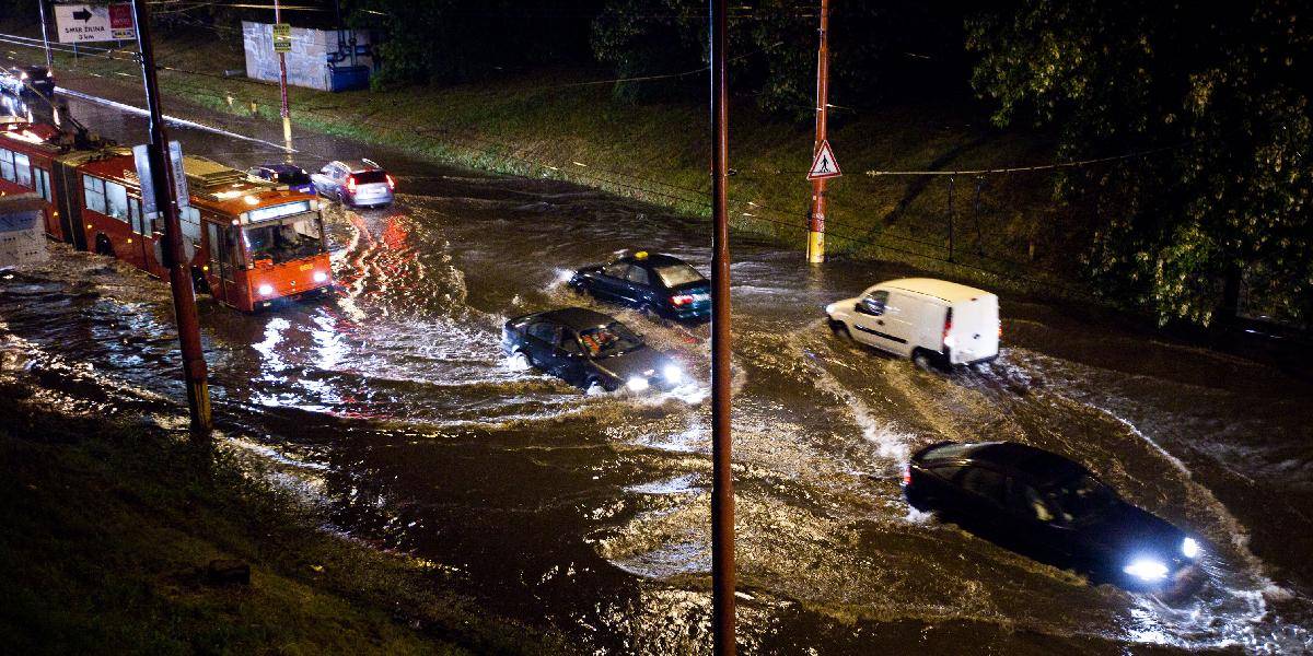 Dopravný kolaps v Bratislave: Dážď zaplavil cesty, vodu odčerpávali hasiči!