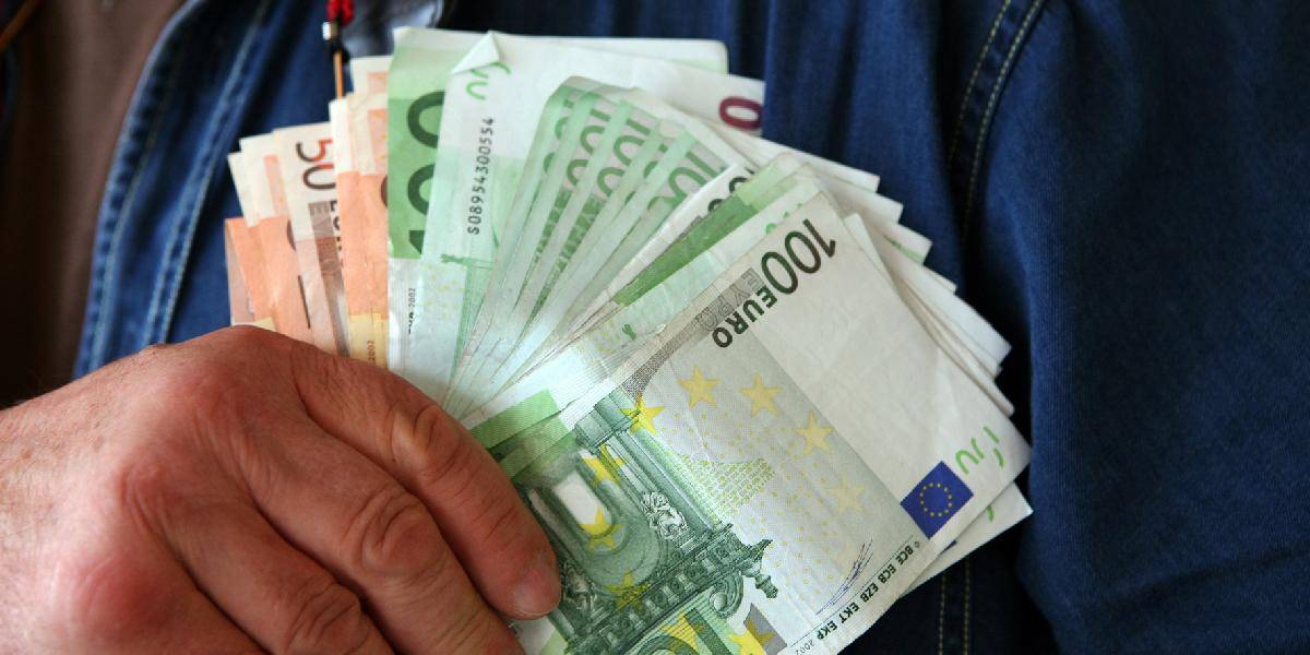 Priemerný plat vysokoškolského učiteľa bol vlani 1 199 eur