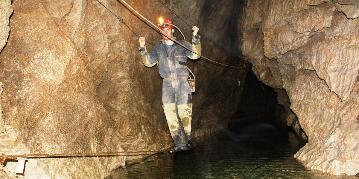 Náhla potopa v Rakúsku uväznila v jaskyni 27 turistov