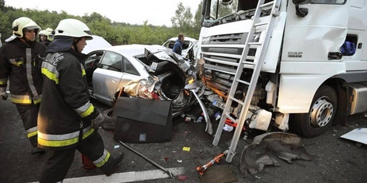 Hromadná havária neďaleko Budapešti: Traja mŕtvi, 33 zranených!