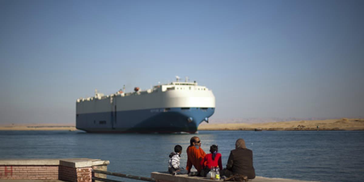 V Suezskom prieplave zmarili teroristický útok na loď
