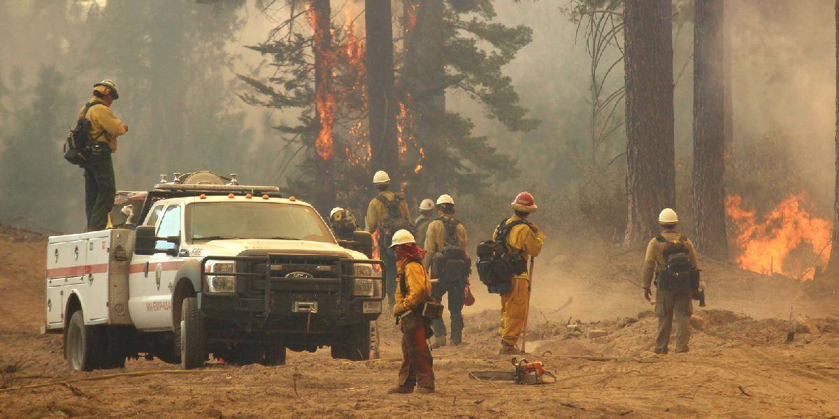 Hasiči dosiahli veľký pokrok pri hasení lesného požiaru v Kalifornii