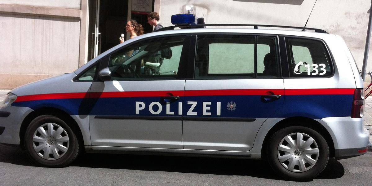 Rakúska polícia zabránila stretu extrémistov a Rómov