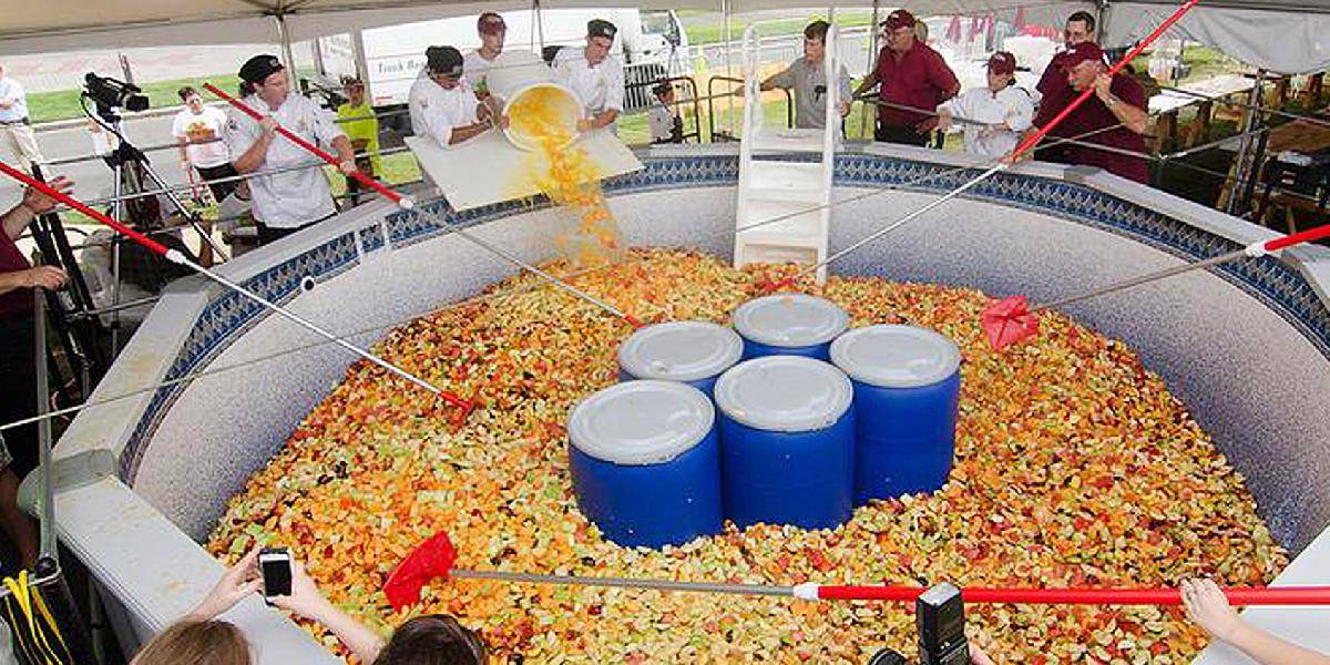 Nový rekord: Americkí študenti urobili najväčší ovocný šalát na svete!