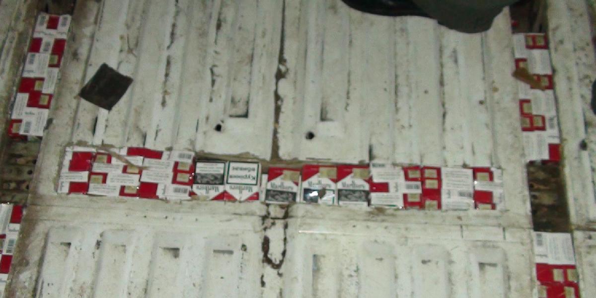 Ukrajinec prevážal cigaretový kontraband v aute so slovenským číslom