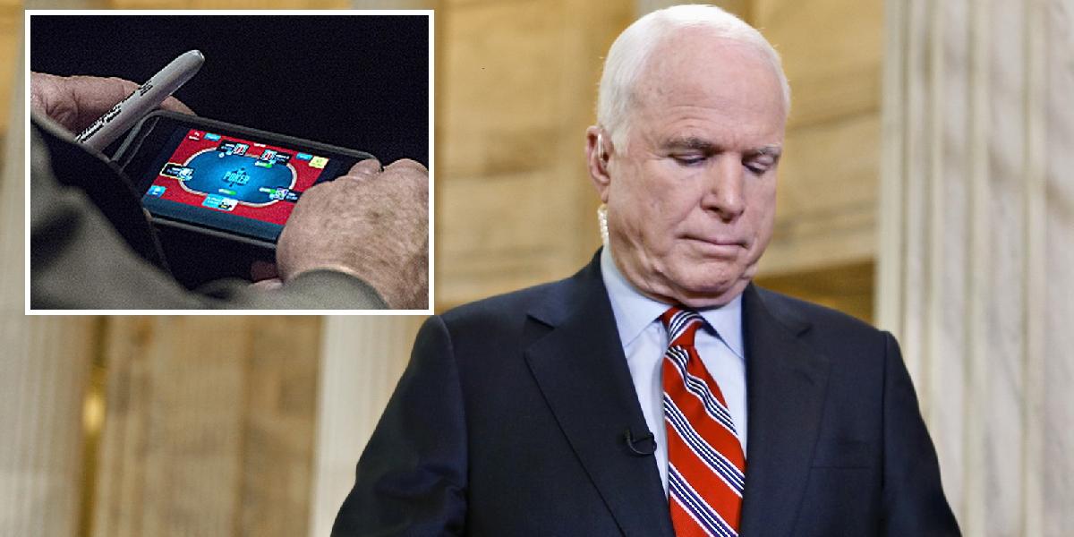Téma Sýria senátora McCaina nezaujala: Počas debaty hral poker na telefóne!