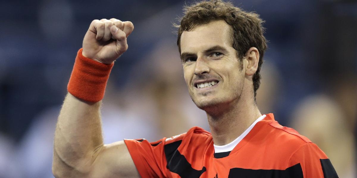 Andy Murray drží palce squashu