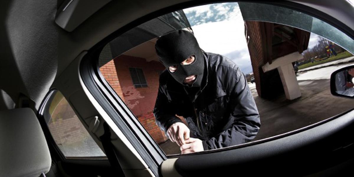 Policajti prichytili zlodeja auta priamo pri krádeži!