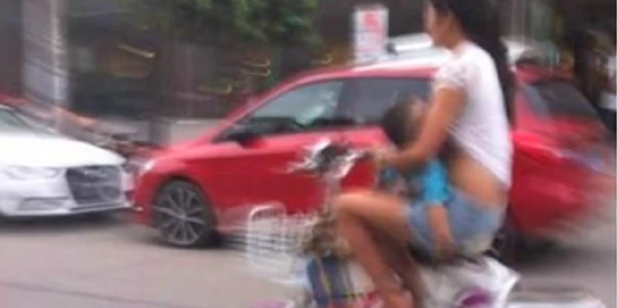 Multitasking: Žena kojila svojho syna počas jazdy na mopede!