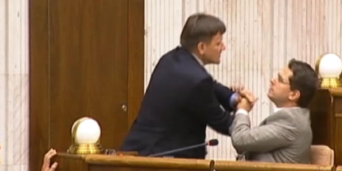 Bitka v parlamente: Hlina fyzicky napadol poslanca Smeru Martvoňa!