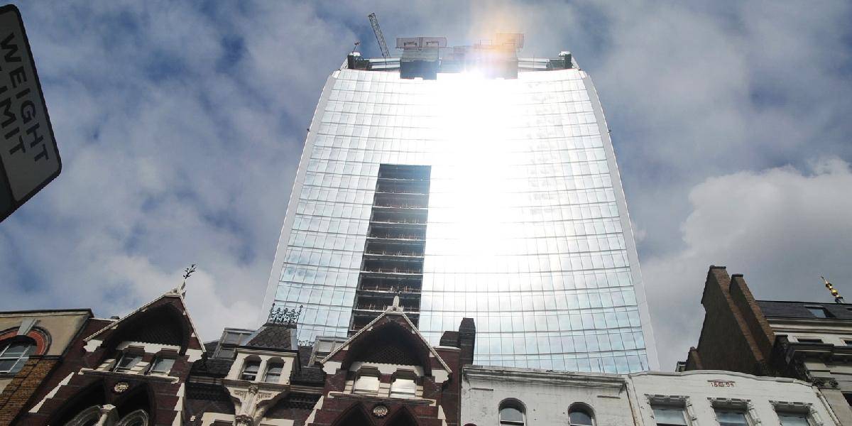 Odraz slnečných lúčov z mrakodrapu v Londýne roztopil luxusné auto!