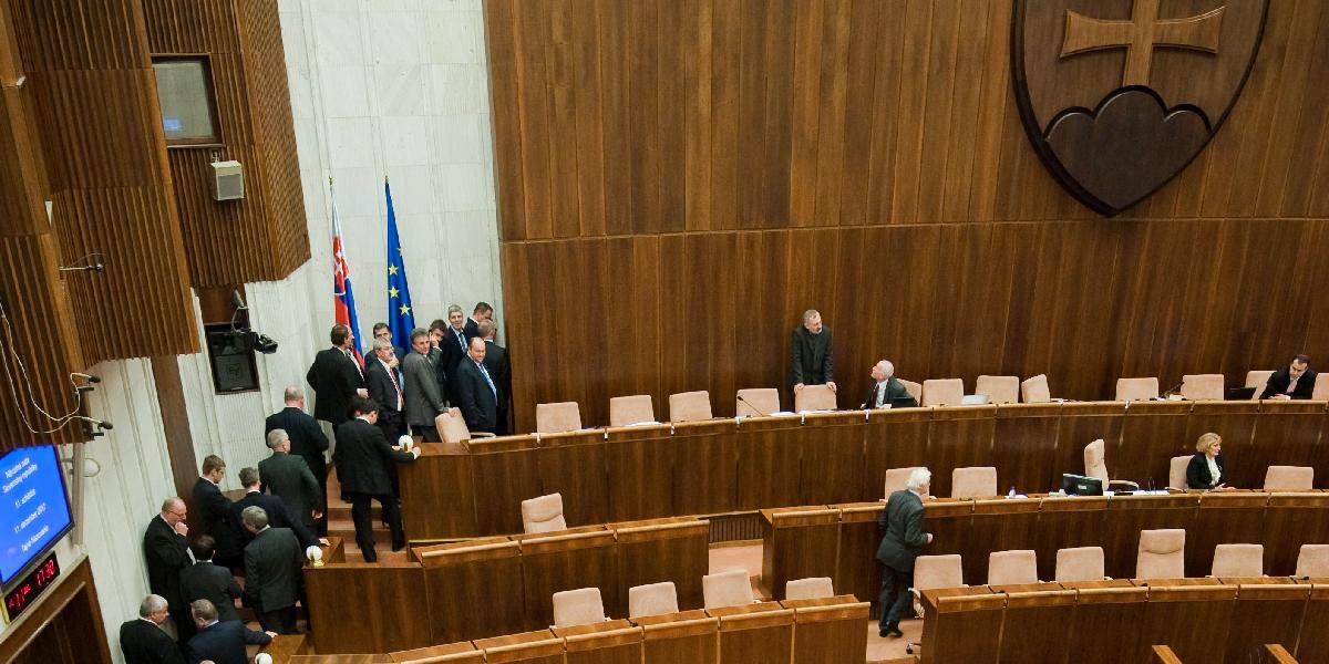 Parlament schválil prísnejšie pravidlá pre exekútorov