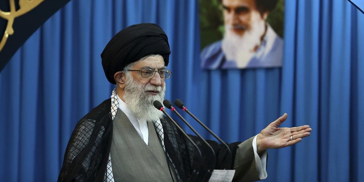 Ajatolláh Chameneí označil chemický útok v Sýrii za zámienku pre USA