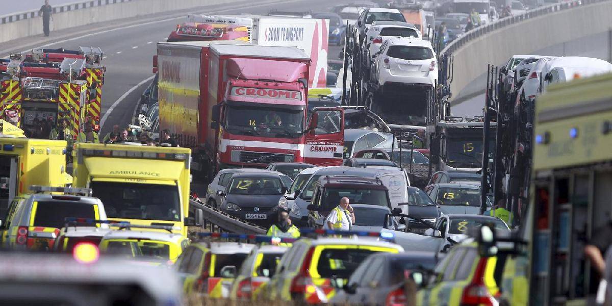 Na diaľnici v Británii do seba narazilo postupne až 130 áut