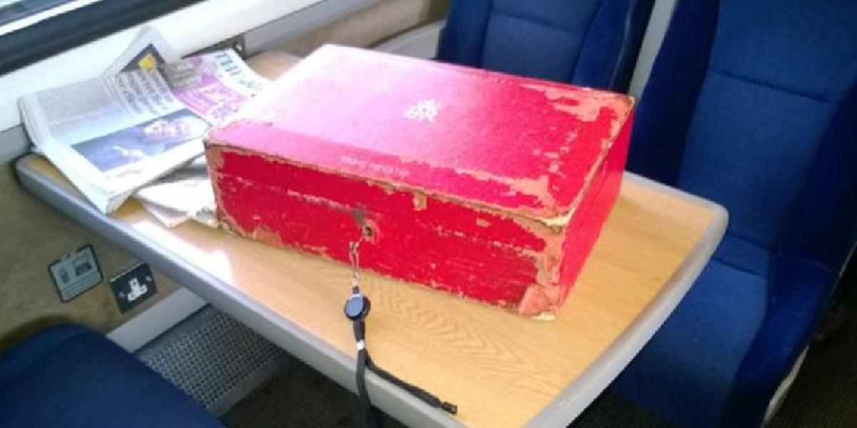 Premiér Cameron vo vlaku nedával pozor na svoj kufrík