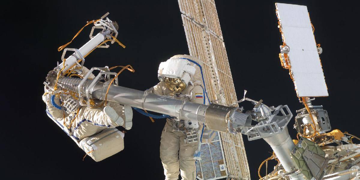 Ruská časť posádky ISS vynesie olympijskú pochodeň do voľného priestoru