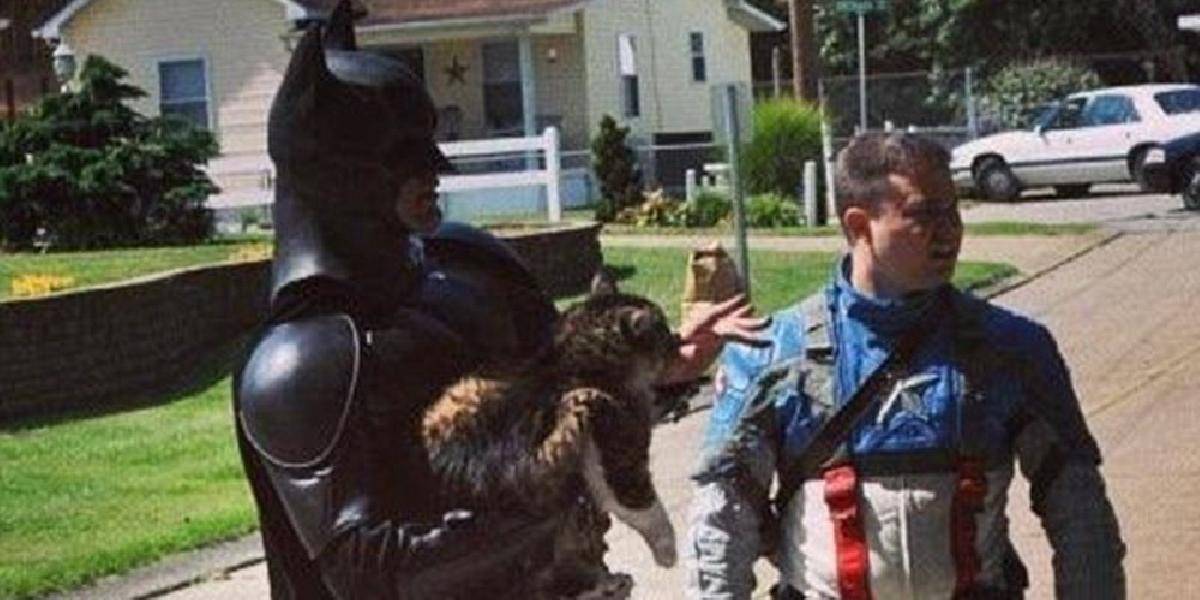 Toto nie je vtip: Batman s Kapitánom Amerikom zachránili mačku z horiaceho domu!