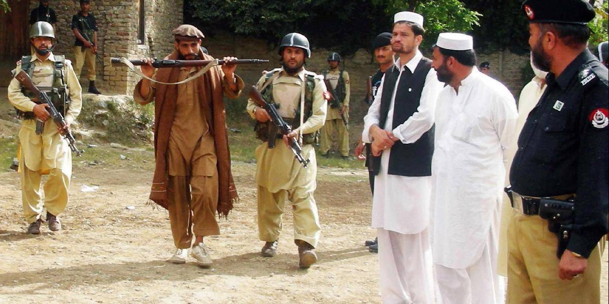 Pakistanskí militanti sťali hlavy trom príslušníkom polovojenských oddielov
