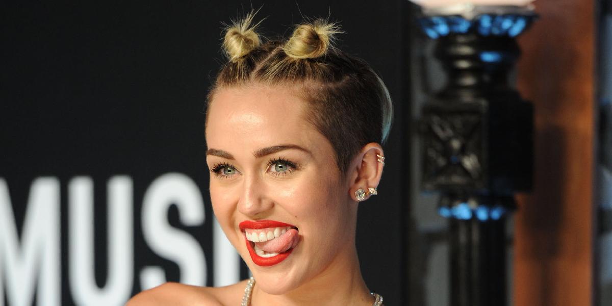 Miley Cyrus je v novom videoklipe takmer úplne nahá