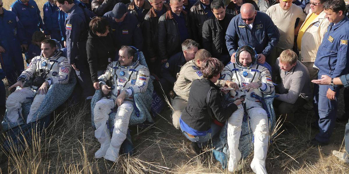 Modul rakety Sojuz s trojčlennou posádkou sa úspešne vrátil na Zem