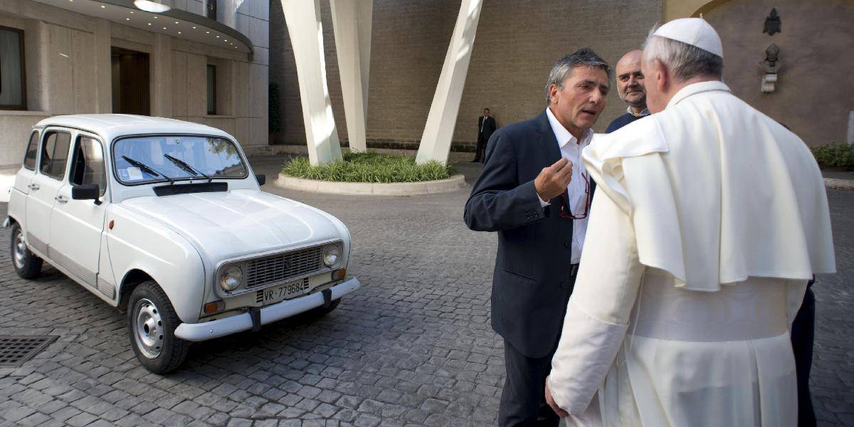Taliansky kňaz daroval pápežovi ojazdené auto z roku 1984!