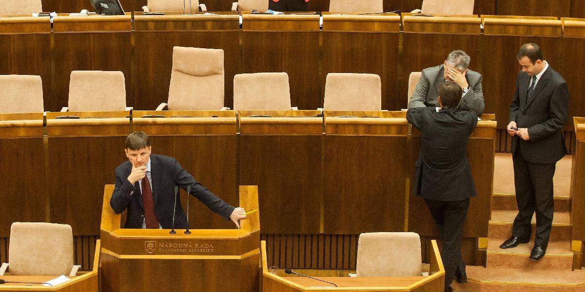 Hlina sa opäť vyznamenal: Viac ako hodinu blokoval parlament