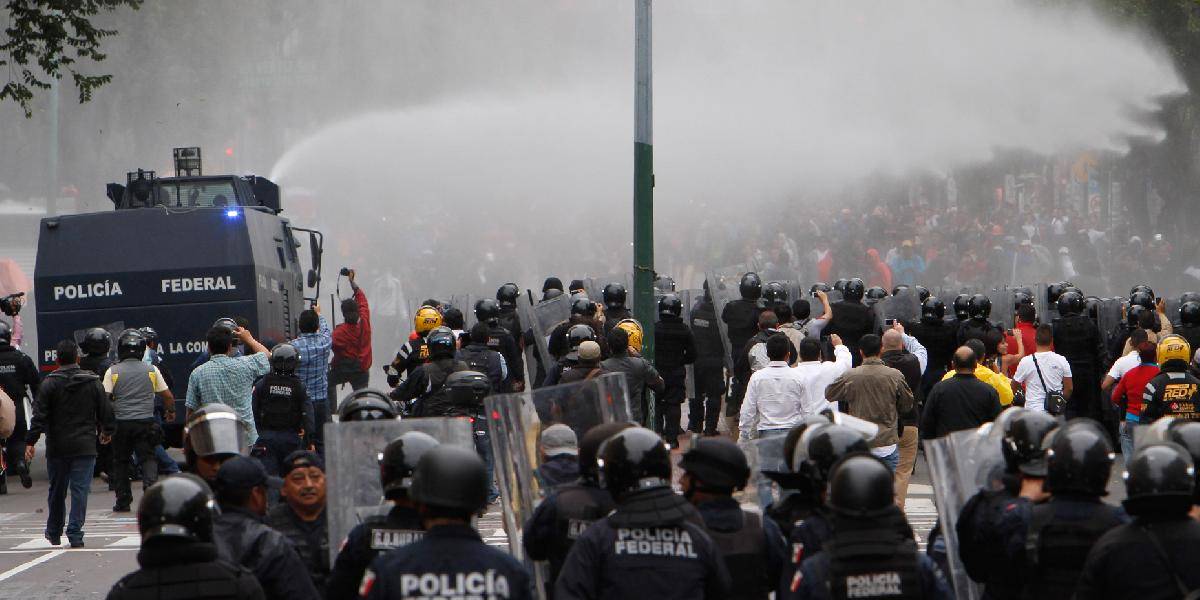Mexickí učitelia už majú toho dosť: Štrajkovať prišli s tyčami a palicami!
