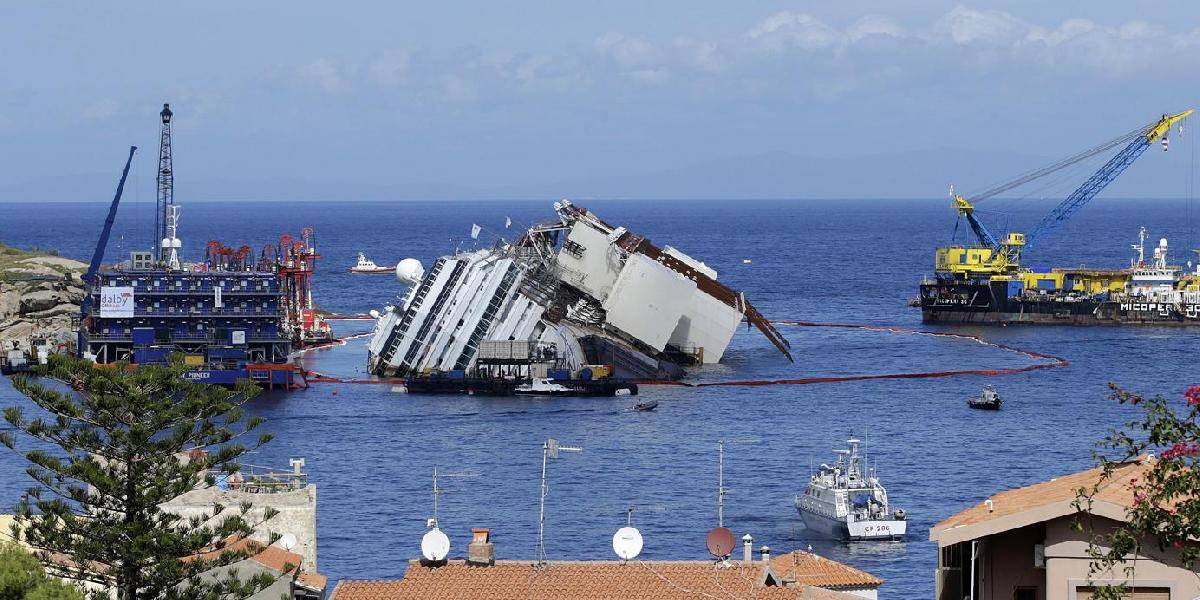 Operácia s loďou Costa Concordia potrvá možno až 18 hodín