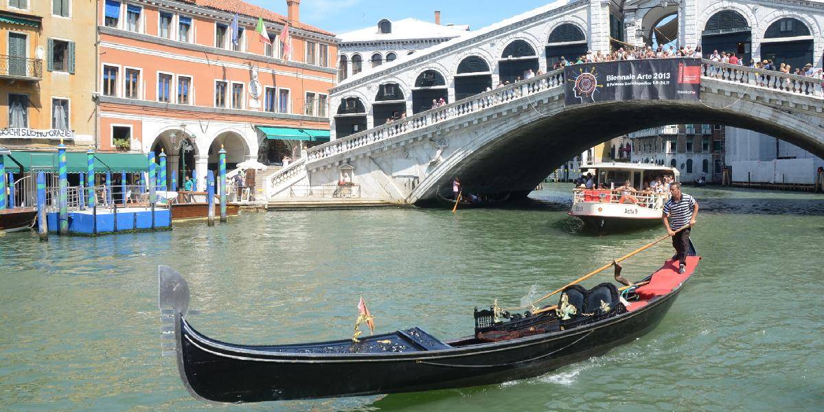 Rakúsky pár skočil v Benátkach do kanála za kočíkom so synom