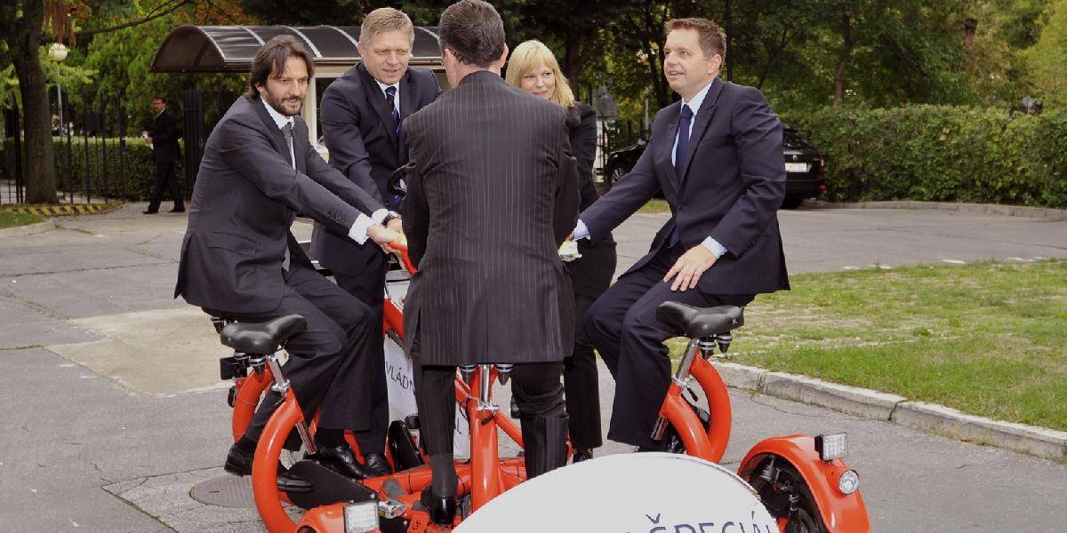 Akoby sa nič nedialo: Fico a ministri prišli vysmiati na bicykli!