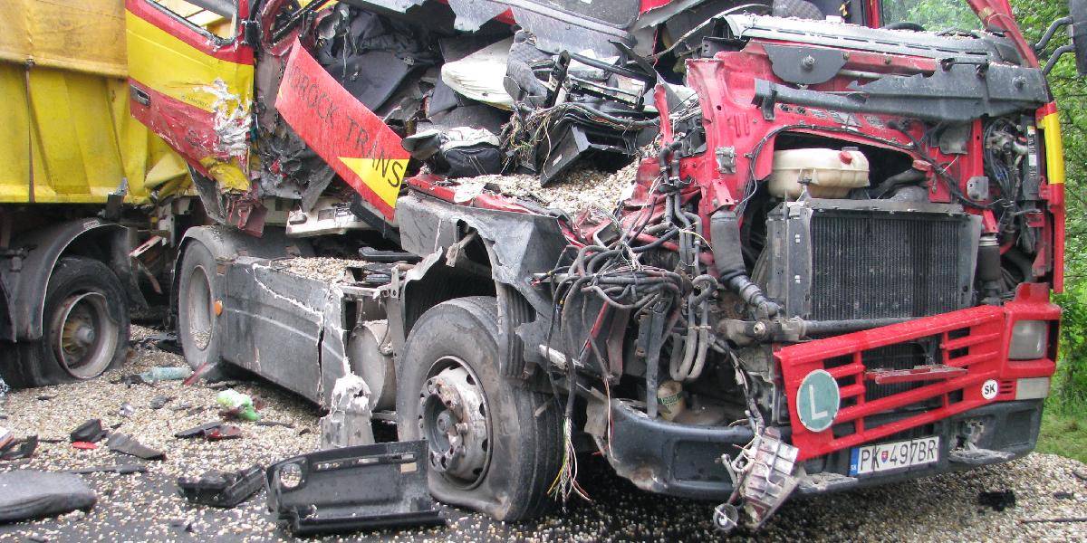 Zrážka auta s kamiónom v Prešove si vyžiadala jednu obeť