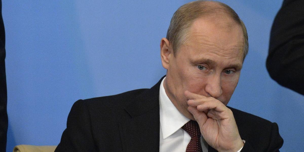 Putin chce kvalitnejšie zbrane, navštívil aj Kalašnikova