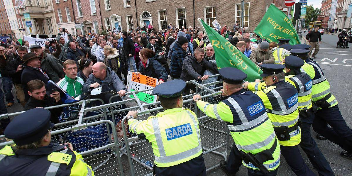 Protivládni demonštranti zablokovali kľúčový most v centre Dublinu