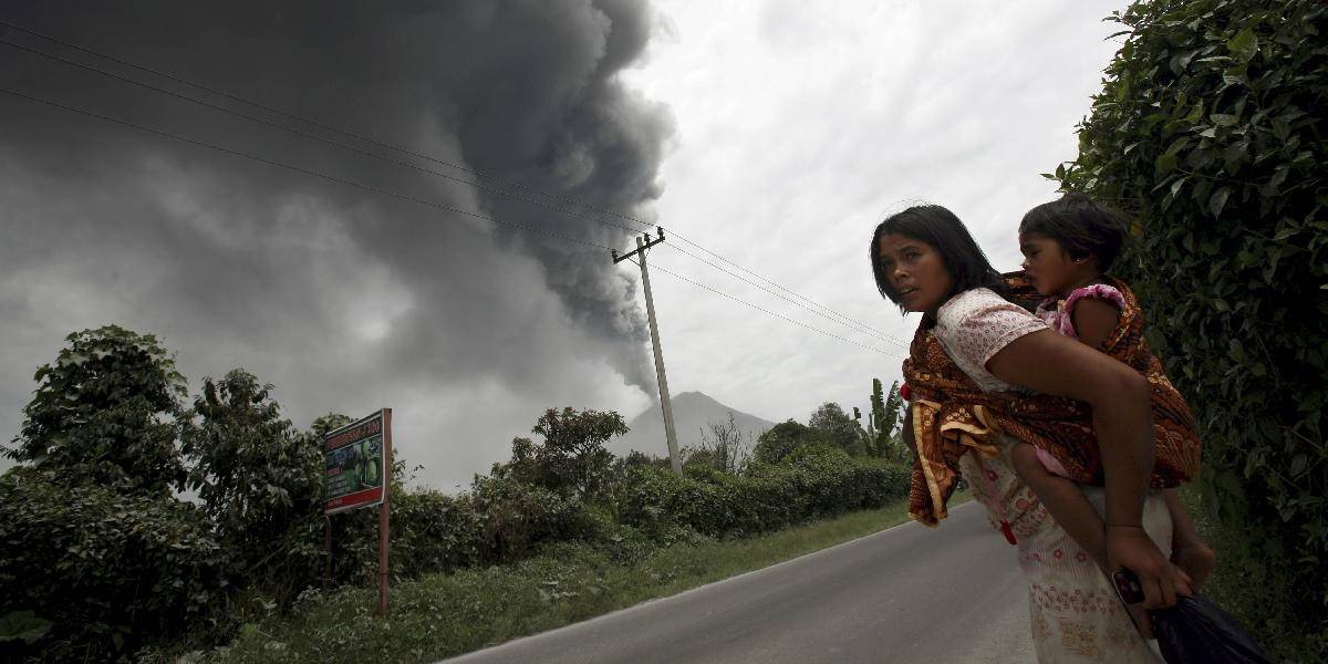 Vyše 15 000 ľudí opustilo domovy pre výbuch sopky na Sumatre