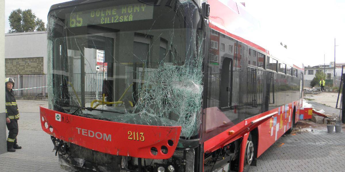 Autobus MHD v Bratislave prerazil plot, zranili sa dvaja ľudia