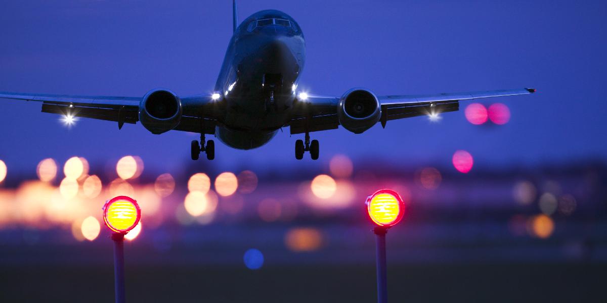 Britská polícia zatkla dvoch mužov pre ohrozenie lietadla