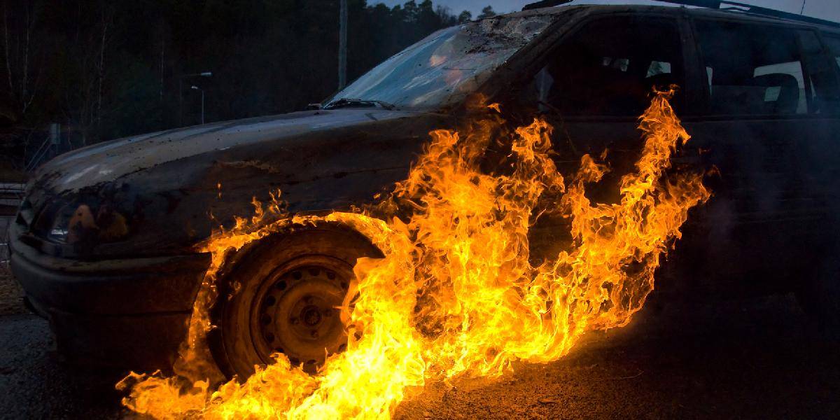 V Bratislave horelo auto v garáži na Tomášikovej