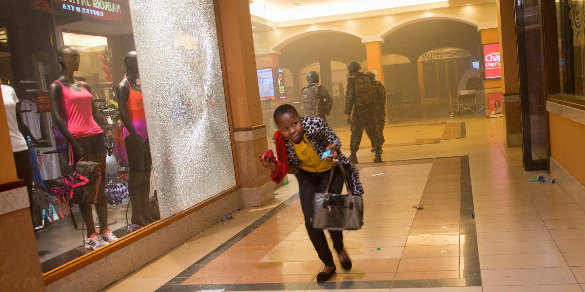 Rukojemnícka dráma v obchodnom centre Nairobi: Streľba, výbuchy a 68 mŕtvych!