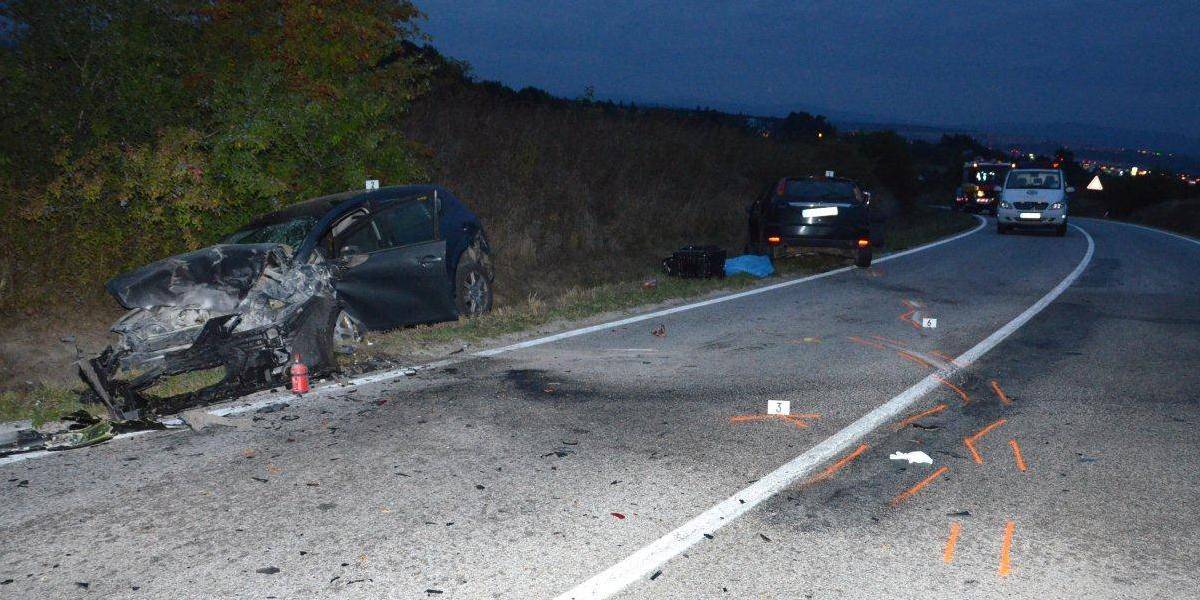 Pri Košiciach sa čelne zrazili dve autá, jedna osoba zahynula
