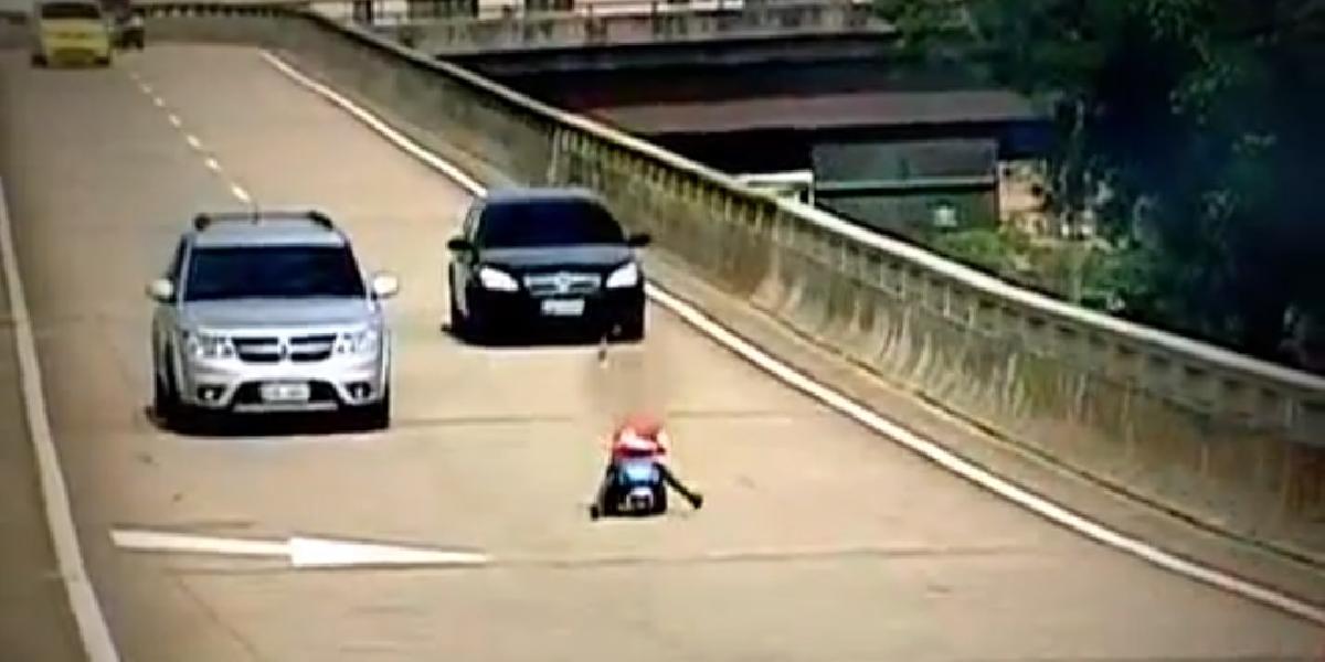 VIDEO Prekvapenie na rušnej diaľnici: 8-ročný chlapec na trojkolke
